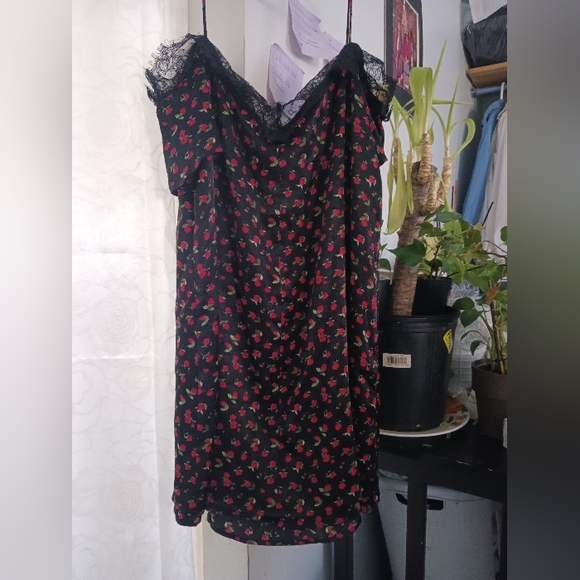 Floral Black Dress With Rose Detail And Lace Trim. - Picture 5 of 8